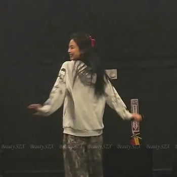 Klip za kosu s dizajnom ajkule, pravokutnog oblika, luksuzan dojam; ručna izrada; materijal: octena kiselina; izlazak: ljeto 2025