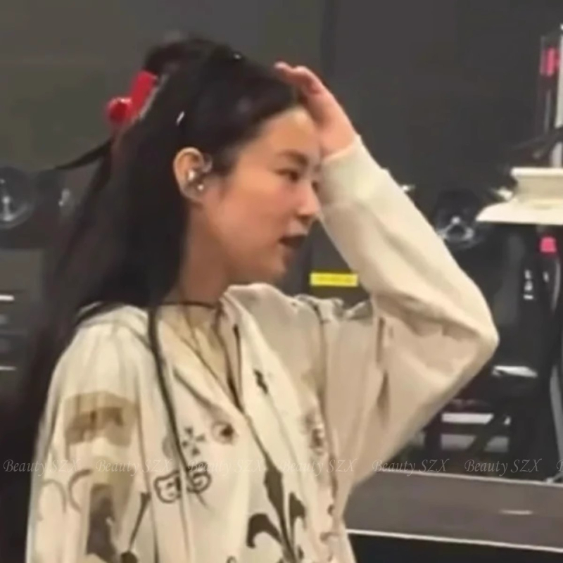 Klip za kosu s dizajnom ajkule, pravokutnog oblika, luksuzan dojam; ručna izrada; materijal: octena kiselina; izlazak: ljeto 2025