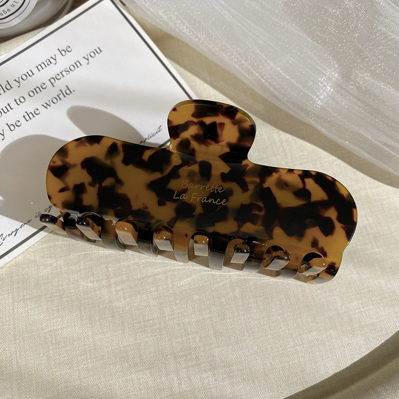 Klip za kosu s dizajnom ajkule, pravokutnog oblika, luksuzan dojam; ručna izrada; materijal: octena kiselina; izlazak: ljeto 2025