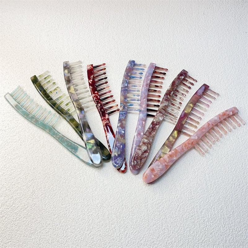 Matu ķemme no acetāta plāksnes ar ģeometrisku rakstu, plaši zobi masāžai, garš rokturis, sievietēm piemērots stils