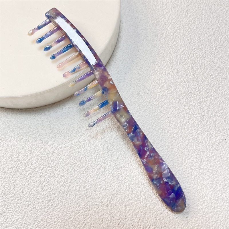 Matu ķemme no acetāta plāksnes ar ģeometrisku rakstu, plaši zobi masāžai, garš rokturis, sievietēm piemērots stils