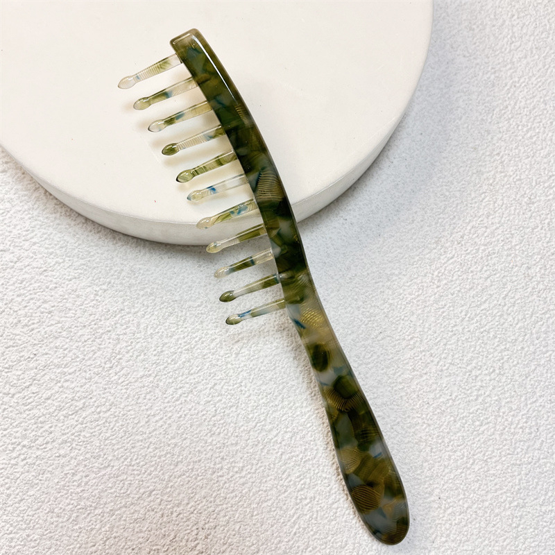 Matu ķemme no acetāta plāksnes ar ģeometrisku rakstu, plaši zobi masāžai, garš rokturis, sievietēm piemērots stils