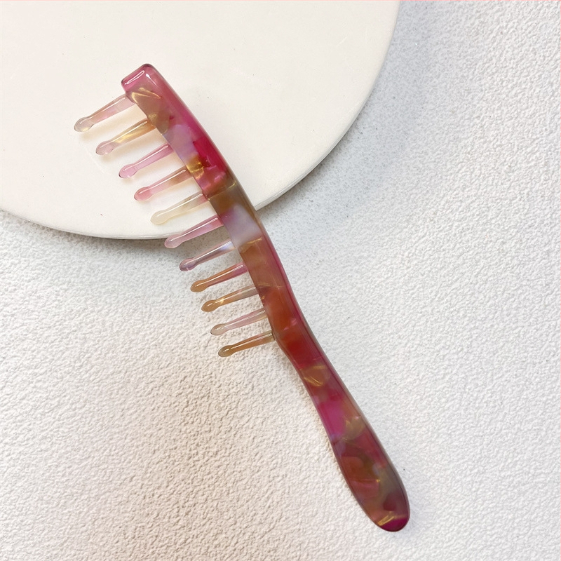 Matu ķemme no acetāta plāksnes ar ģeometrisku rakstu, plaši zobi masāžai, garš rokturis, sievietēm piemērots stils