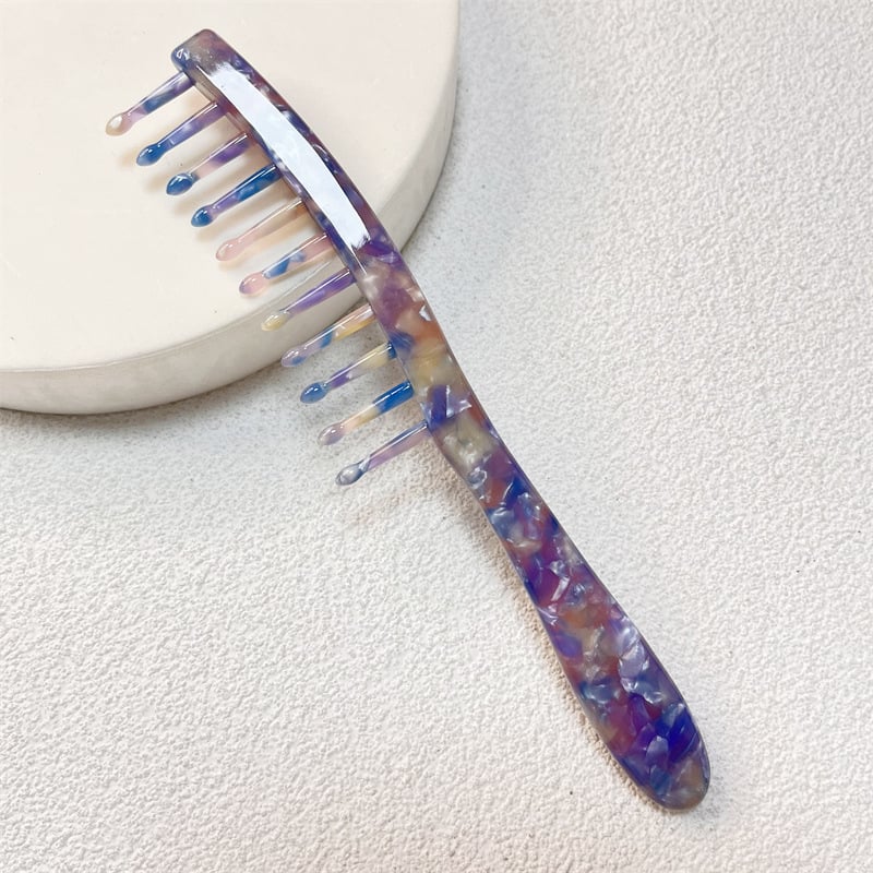 Matu ķemme no acetāta plāksnes ar ģeometrisku rakstu, plaši zobi masāžai, garš rokturis, sievietēm piemērots stils