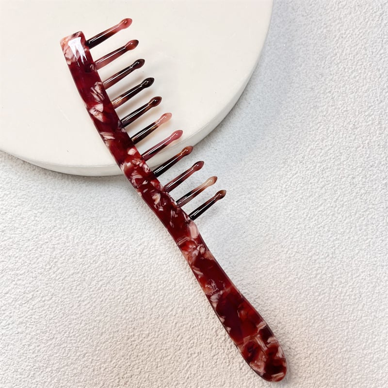 Matu ķemme no acetāta plāksnes ar ģeometrisku rakstu, plaši zobi masāžai, garš rokturis, sievietēm piemērots stils