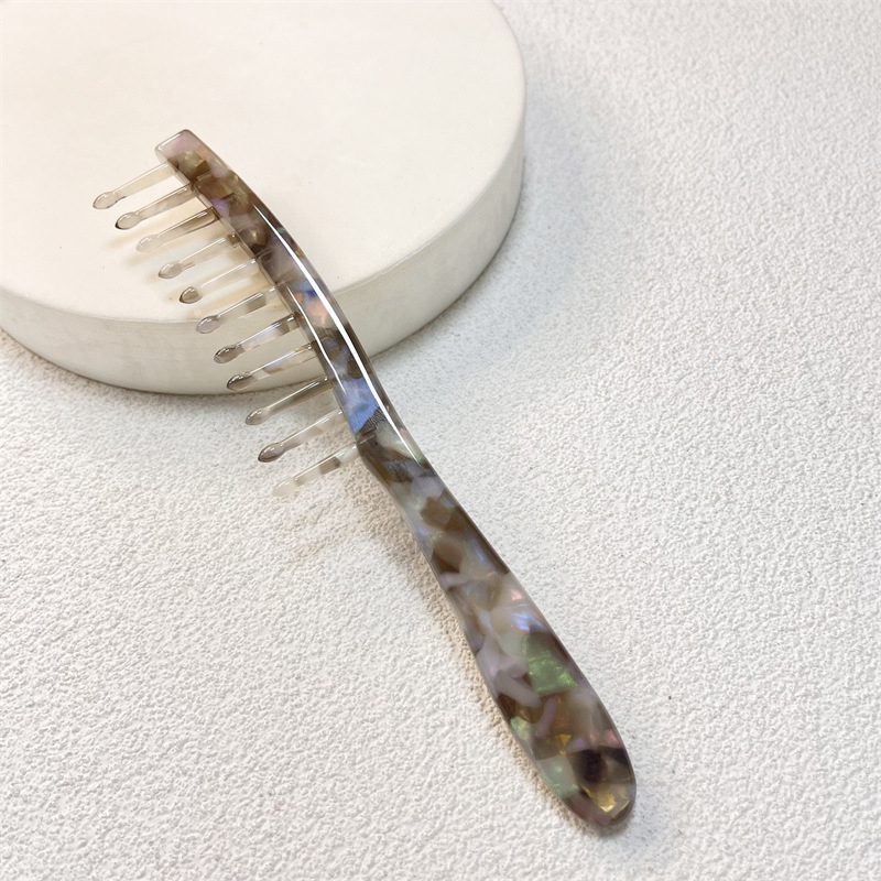 Matu ķemme no acetāta plāksnes ar ģeometrisku rakstu, plaši zobi masāžai, garš rokturis, sievietēm piemērots stils