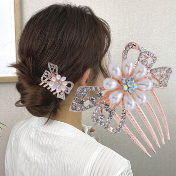 Pieptene de păr din aliaj, în formă de floare, cu accente de perlă – Material: aliaj; Stil: Natural, feminin; Model: Floare; Placare: electrolitică; Cristale: Perle.