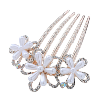 Pieptene de păr din aliaj, în formă de floare, cu accente de perlă – Material: aliaj; Stil: Natural, feminin; Model: Floare; Placare: electrolitică; Cristale: Perle.