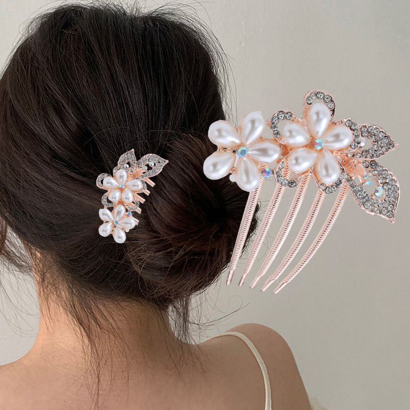 Pieptene de păr din aliaj, în formă de floare, cu accente de perlă – Material: aliaj; Stil: Natural, feminin; Model: Floare; Placare: electrolitică; Cristale: Perle.