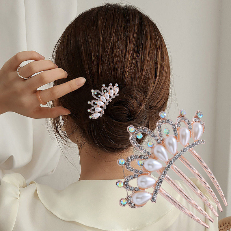 Pieptene de păr din aliaj, în formă de floare, cu accente de perlă – Material: aliaj; Stil: Natural, feminin; Model: Floare; Placare: electrolitică; Cristale: Perle.