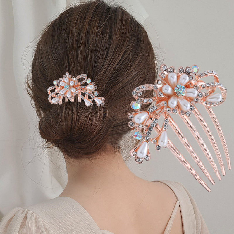 Pieptene de păr din aliaj, în formă de floare, cu accente de perlă – Material: aliaj; Stil: Natural, feminin; Model: Floare; Placare: electrolitică; Cristale: Perle.