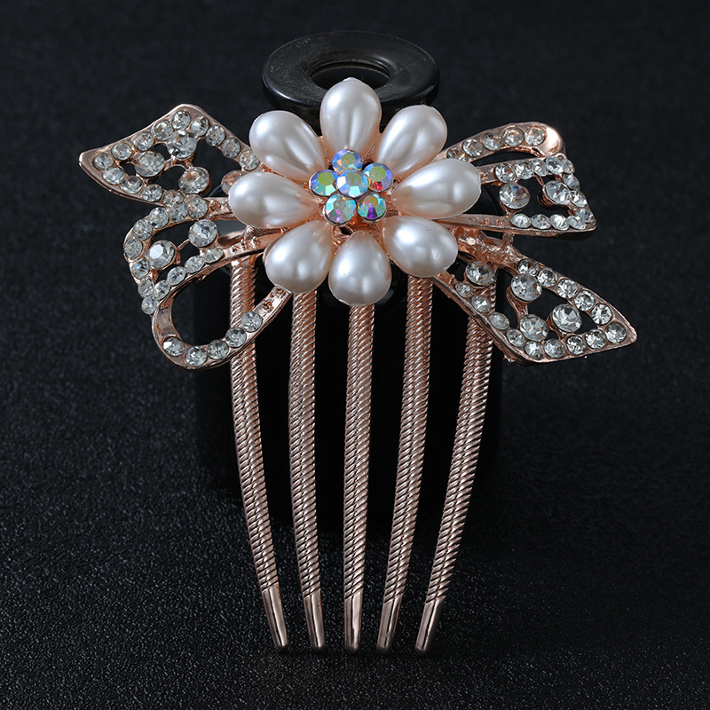 Pieptene de păr din aliaj, în formă de floare, cu accente de perlă – Material: aliaj; Stil: Natural, feminin; Model: Floare; Placare: electrolitică; Cristale: Perle.