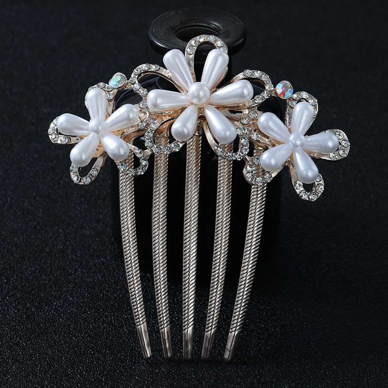 Pieptene de păr din aliaj, în formă de floare, cu accente de perlă – Material: aliaj; Stil: Natural, feminin; Model: Floare; Placare: electrolitică; Cristale: Perle.