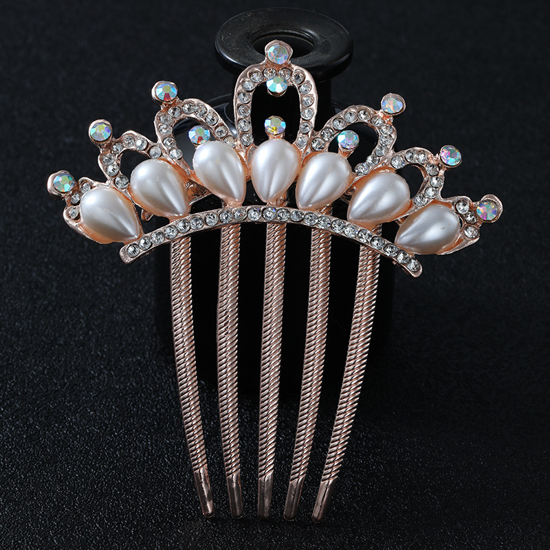 Pieptene de păr din aliaj, în formă de floare, cu accente de perlă – Material: aliaj; Stil: Natural, feminin; Model: Floare; Placare: electrolitică; Cristale: Perle.