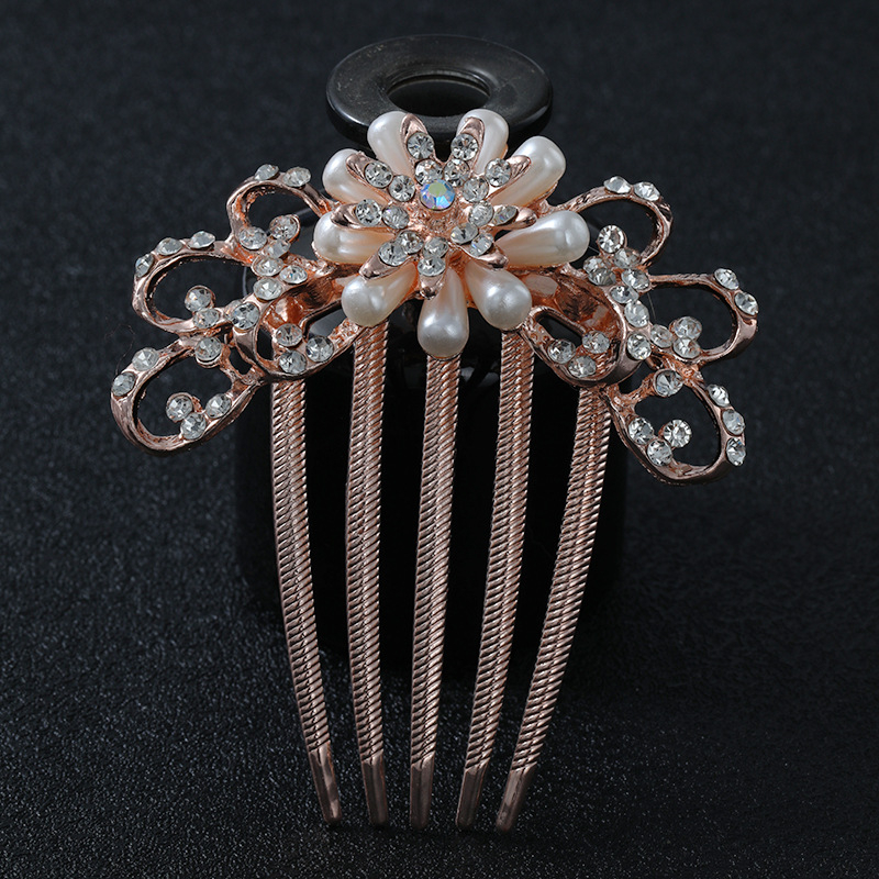 Pieptene de păr din aliaj, în formă de floare, cu accente de perlă – Material: aliaj; Stil: Natural, feminin; Model: Floare; Placare: electrolitică; Cristale: Perle.