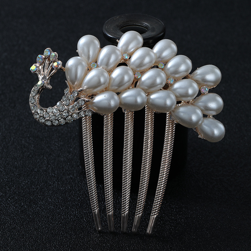 Pieptene de păr din aliaj, în formă de floare, cu accente de perlă – Material: aliaj; Stil: Natural, feminin; Model: Floare; Placare: electrolitică; Cristale: Perle.
