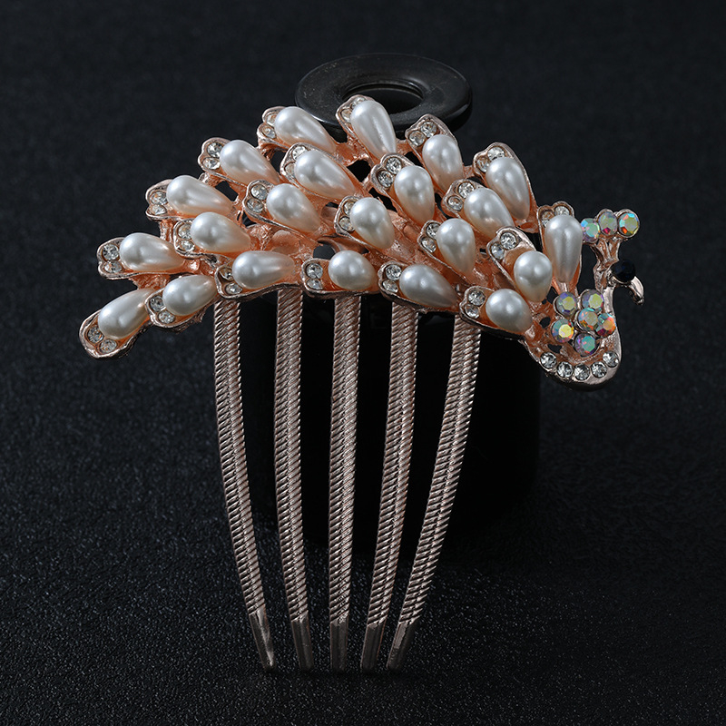 Pieptene de păr din aliaj, în formă de floare, cu accente de perlă – Material: aliaj; Stil: Natural, feminin; Model: Floare; Placare: electrolitică; Cristale: Perle.