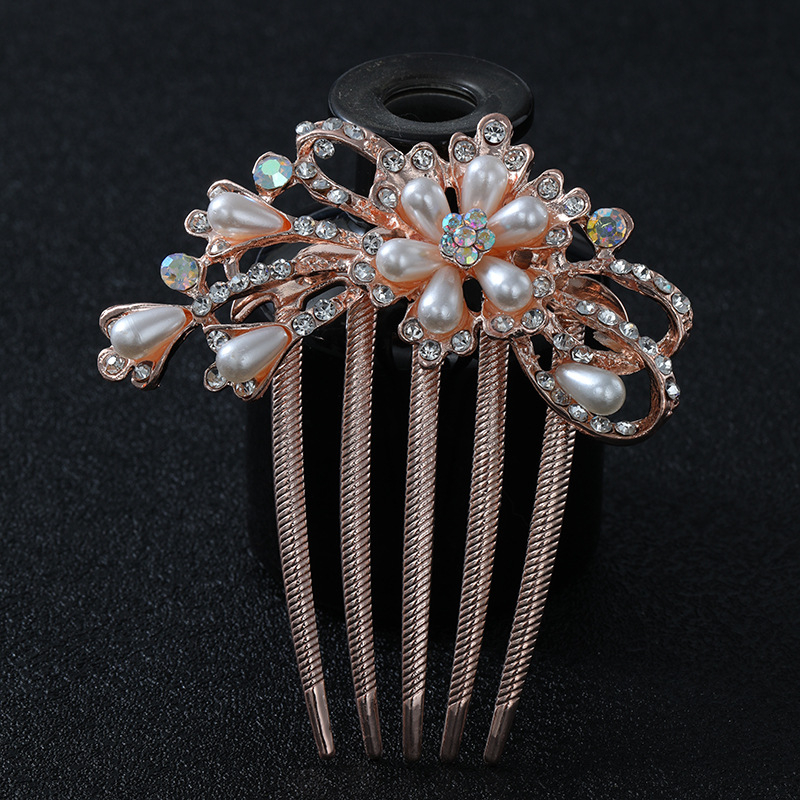Pieptene de păr din aliaj, în formă de floare, cu accente de perlă – Material: aliaj; Stil: Natural, feminin; Model: Floare; Placare: electrolitică; Cristale: Perle.