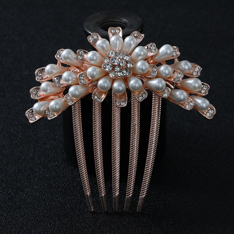 Pieptene de păr din aliaj, în formă de floare, cu accente de perlă – Material: aliaj; Stil: Natural, feminin; Model: Floare; Placare: electrolitică; Cristale: Perle.