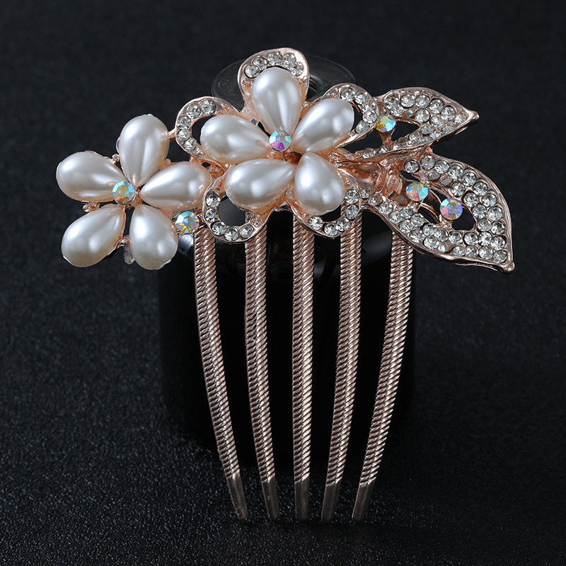 Pieptene de păr din aliaj, în formă de floare, cu accente de perlă – Material: aliaj; Stil: Natural, feminin; Model: Floare; Placare: electrolitică; Cristale: Perle.