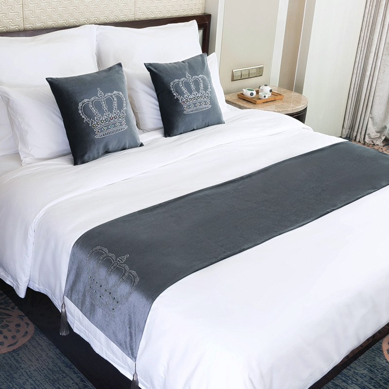 Комплект шал за крак на легло и покривало с корона от велур и кристали | плюшена материя | еднотонен модел | хотелски стил