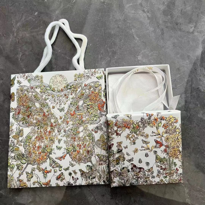 Ogrlica s CD slovnim privjeskom, bakar, bočni lanac, duljina 41–50 cm, literarno-retro stil, za žene, proljeće 2024
