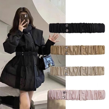 Elastični pojas za kaput s perjnom jaknom – metalna kopča sa snap zatvaračem, širina 2–4 cm, minimalistički stil, zima 2024