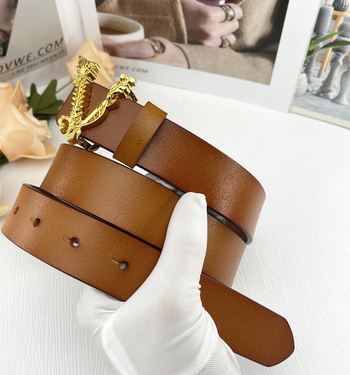 Moteriška odinė juosta su raidžių sagtimi, perforuota plona juosta, retro stilius. Medžiaga: natūrali oda; Sagtis: lydinys; Užsegimas: lygaus; Stilius: retro; Sezonas: 2021 metų žiema