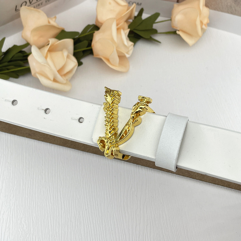 Moteriška odinė juosta su raidžių sagtimi, perforuota plona juosta, retro stilius. Medžiaga: natūrali oda; Sagtis: lydinys; Užsegimas: lygaus; Stilius: retro; Sezonas: 2021 metų žiema