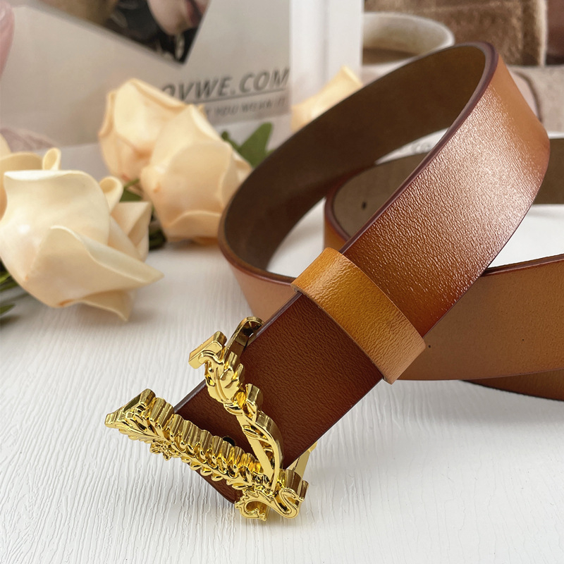 Moteriška odinė juosta su raidžių sagtimi, perforuota plona juosta, retro stilius. Medžiaga: natūrali oda; Sagtis: lydinys; Užsegimas: lygaus; Stilius: retro; Sezonas: 2021 metų žiema