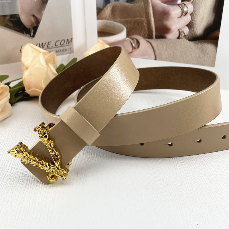 Moteriška odinė juosta su raidžių sagtimi, perforuota plona juosta, retro stilius. Medžiaga: natūrali oda; Sagtis: lydinys; Užsegimas: lygaus; Stilius: retro; Sezonas: 2021 metų žiema