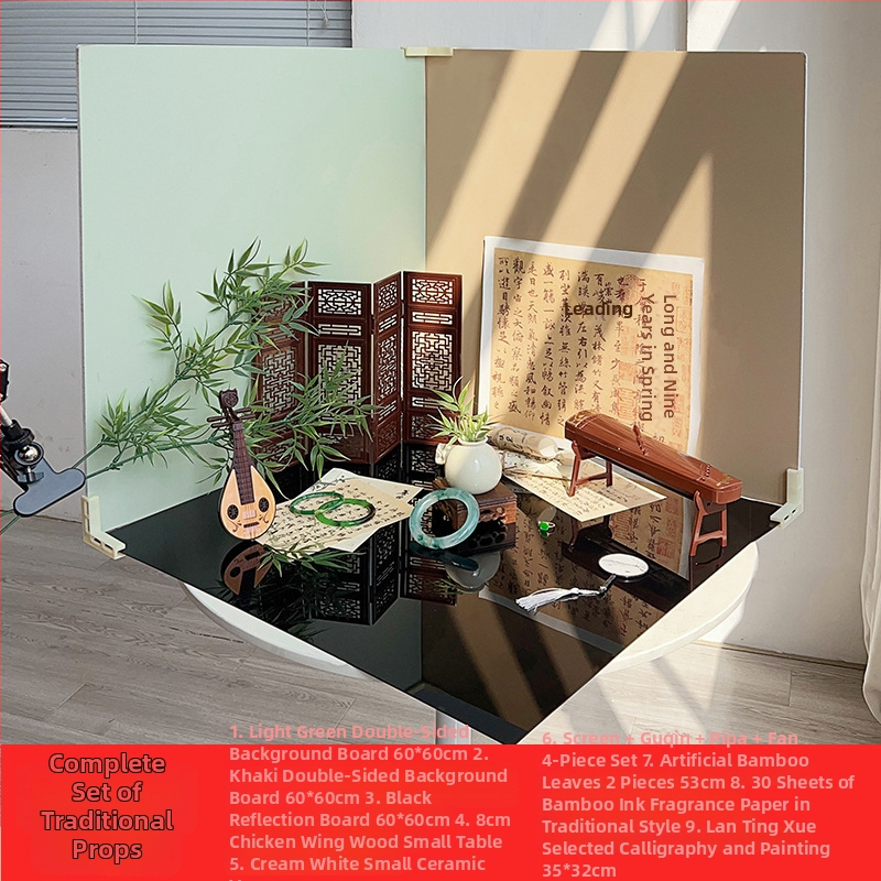 Fotorekviziti u drevnom stilu, antikne jade lutke, drveni pozadinski okvir, kod proizvoda Xw5g7eym