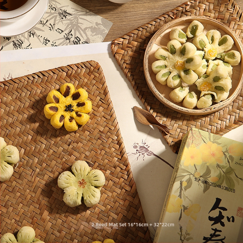 Fotorekviziti u drevnom stilu, antikne jade lutke, drveni pozadinski okvir, kod proizvoda Xw5g7eym