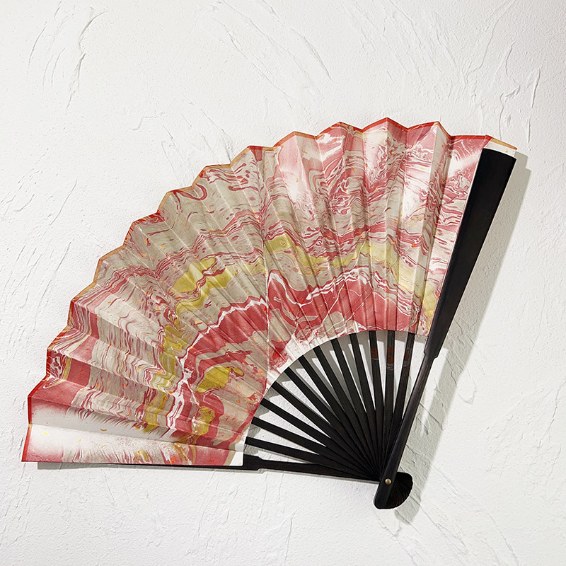 Fotorekviziti u drevnom stilu, antikne jade lutke, drveni pozadinski okvir, kod proizvoda Xw5g7eym