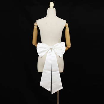 Išimama satino juostelė juosmeniui su dideliu nugaros kaspinu vestuvinei suknelei, užsegimas smeigtuku, plotis 2–4 cm