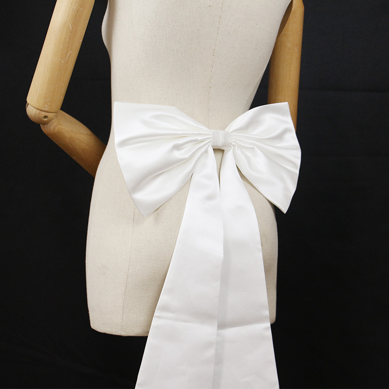 Išimama satino juostelė juosmeniui su dideliu nugaros kaspinu vestuvinei suknelei, užsegimas smeigtuku, plotis 2–4 cm