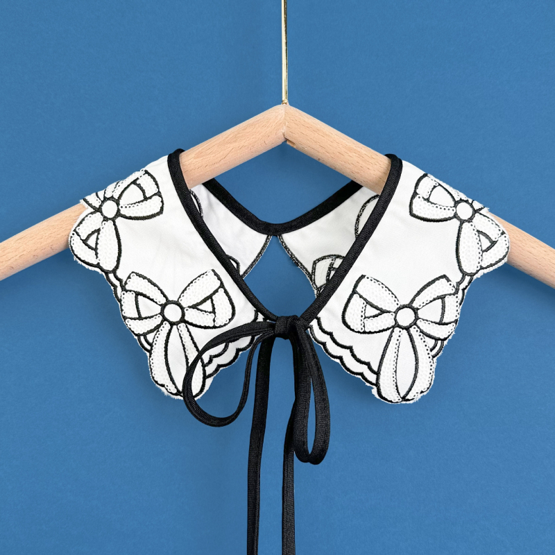 Kaela-lill ja lipsuga, tikitud helmestega, nukukujuline kuju, polüester