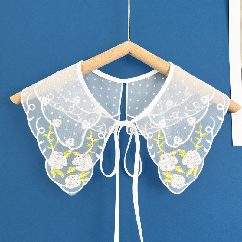 Kaela-lill ja lipsuga, tikitud helmestega, nukukujuline kuju, polüester