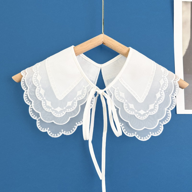 Kaela-lill ja lipsuga, tikitud helmestega, nukukujuline kuju, polüester