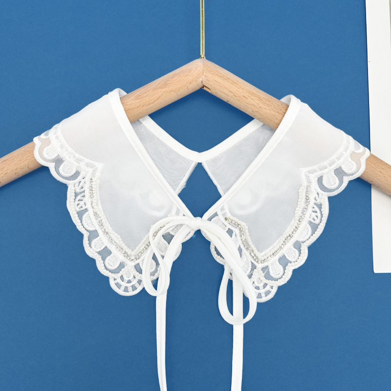 Kaela-lill ja lipsuga, tikitud helmestega, nukukujuline kuju, polüester