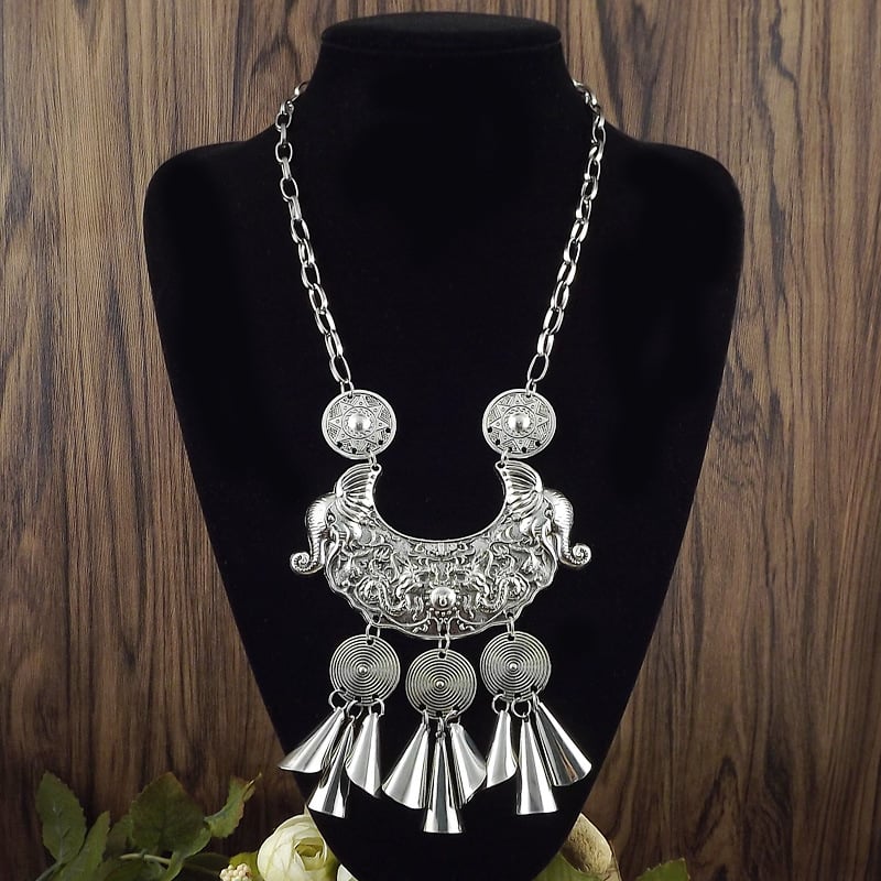 Starma etninio stiliaus retro kaklo papuošalas su lydinio grandine ir pakabuku, 2025 m. vasara