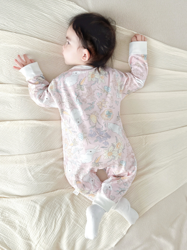 Bejbi kombinezon od 100% pamuka, dvostruka zaštita trbuha, bez kostiju, prozračan, bočno kopčanje s kosom preklopom, dugi rukavi, unisex