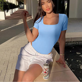 Moteriškas jogos kombinezonas su 3/4 rankovėmis, siauras kirpimas, vidutinio aukščio liemuo, 3/4 kelnių ilgio, poliesterio 70–80%