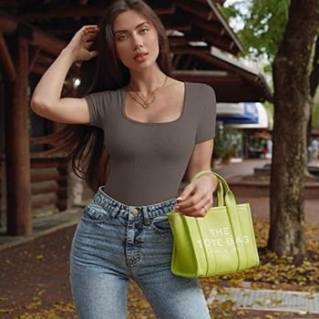 Moteriškas jogos kombinezonas su 3/4 rankovėmis, siauras kirpimas, vidutinio aukščio liemuo, 3/4 kelnių ilgio, poliesterio 70–80%