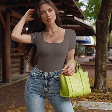 Женски йога гащеризон с три четвърти ръкав, тесен силует, талия mid-rise, три четвърти крачол, полиестер 70–80%