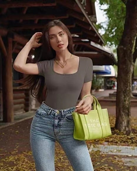 Moteriškas jogos kombinezonas su 3/4 rankovėmis, siauras kirpimas, vidutinio aukščio liemuo, 3/4 kelnių ilgio, poliesterio 70–80%