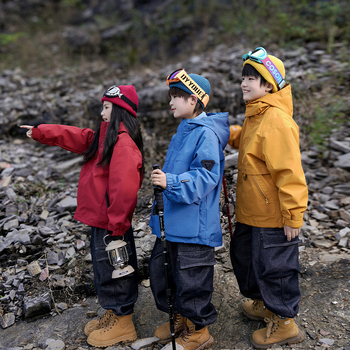 Vaiko striukė-trijų viename: vandeniškumas 8000 mm, kvėpavimo geba 10001–15000 mm, nuimama fliso įdaila, gobtuvas, unisex