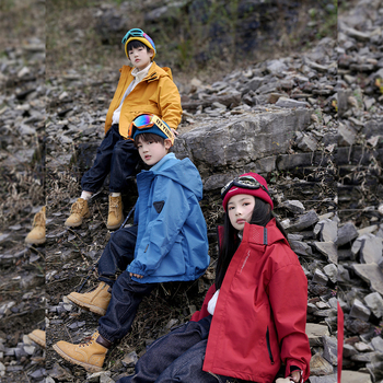 Vaiko striukė-trijų viename: vandeniškumas 8000 mm, kvėpavimo geba 10001–15000 mm, nuimama fliso įdaila, gobtuvas, unisex