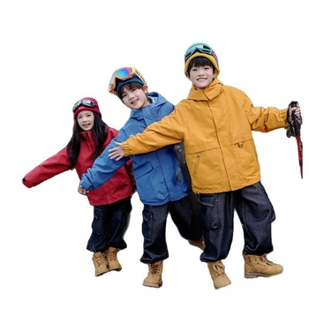 Vaiko striukė-trijų viename: vandeniškumas 8000 mm, kvėpavimo geba 10001–15000 mm, nuimama fliso įdaila, gobtuvas, unisex