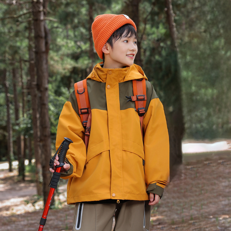 Vaiko striukė-trijų viename: vandeniškumas 8000 mm, kvėpavimo geba 10001–15000 mm, nuimama fliso įdaila, gobtuvas, unisex